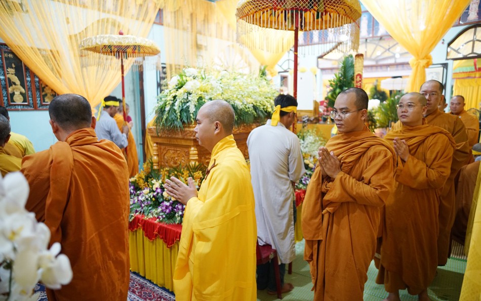 Chư Tăng nhiễu hữu kim quan