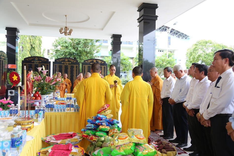 Thượng tọa Thích Hoằng Ninh, Trưởng ban Trị sự kiêm Trưởng ban Tăng sự GHPGVN Q.7 cùng lãnh đạo quận tham dự lễ tưởng niệm