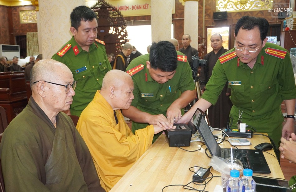 Hòa thượng Thích Thiện Nhơn được cán bộ hướng dẫn và thực hiện đăng ký kích hoạt và sử dụng tài khoản định danh điện tử (VNeID) Hòa thượng Thích Thiện Nhơn được cán bộ hướng dẫn và thực hiện đăng ký kích hoạt và sử dụng tài khoản định danh điện tử (VNeID)