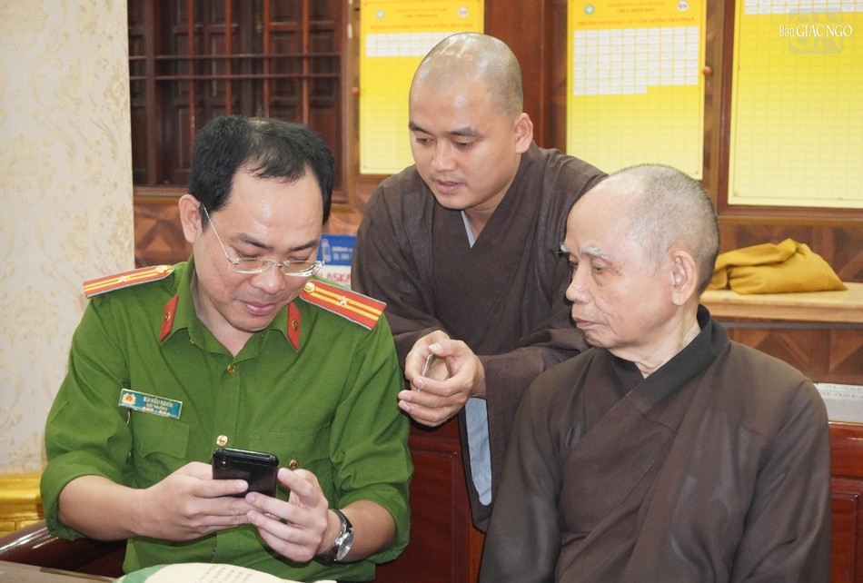 Thiếu tá Bùi Hữu Nghĩa, Đội trưởng Đội Cảnh sát Quản lý hành chính về trật tự xã hội - Công an Q.3 hướng dẫn tận tình đến chư tôn đức đăng ký kích hoạt qua app VNeID Thiếu tá Bùi Hữu Nghĩa, Đội trưởng Đội Cảnh sát Quản lý hành chính về trật tự xã hội - Công an Q.3 hướng dẫn tận tình đến chư tôn đức đăng ký kích hoạt qua app VNeID