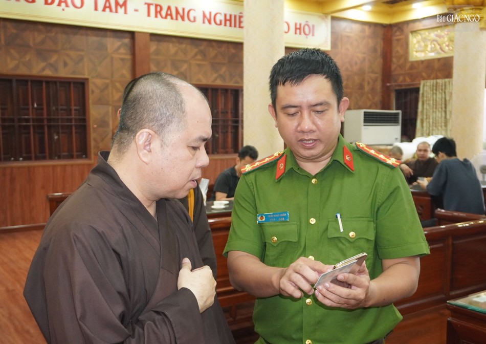 Cán bộ Công an quận hướng dẫn chư Tăng các bước đăng ký Cán bộ Công an quận hướng dẫn chư Tăng các bước đăng ký