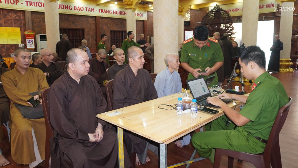 Cán bộ Công an Q.3 hướng dẫn tận tình Tăng, Ni đến đăng ký Cán bộ Công an Q.3 hướng dẫn tận tình Tăng, Ni đến đăng ký