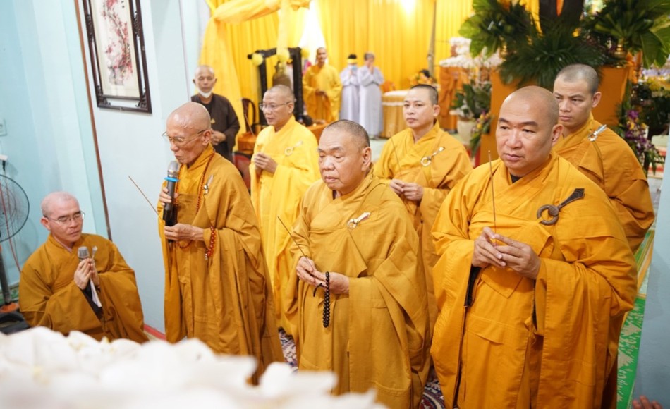 Chư tôn giáo phẩm Hội đồng Trị sự dâng hương tưởng niệm Trưởng lão Hòa thượng Thích Giác Minh