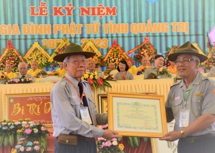 Huynh trưởng cấp Dũng Tâm Giới - Phan Ngọc Thảo, Trưởng Phân ban Gia đình Phật tử T.Ư trao Bằng khen đến Phân ban Gia đình Phật tử tỉnh Quảng Trị