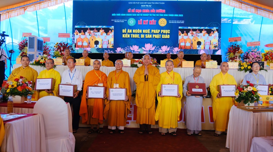 Thượng tọa Thích Phước Nguyên trao chứng nhận hoàn thành khoá bồi dưỡng