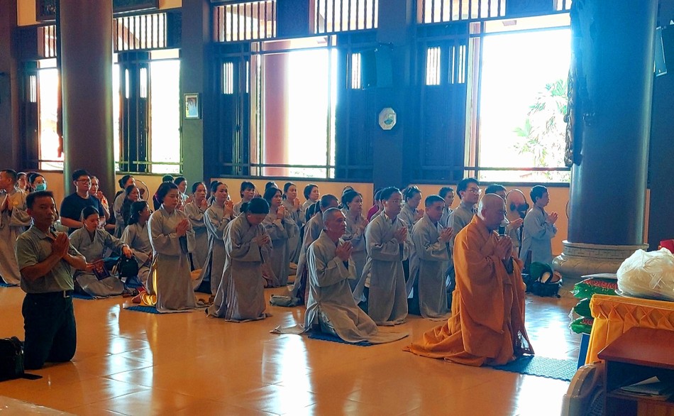 Thượng tọa Thích Thiện Từ thay mặt đoàn tác bạch cúng dường