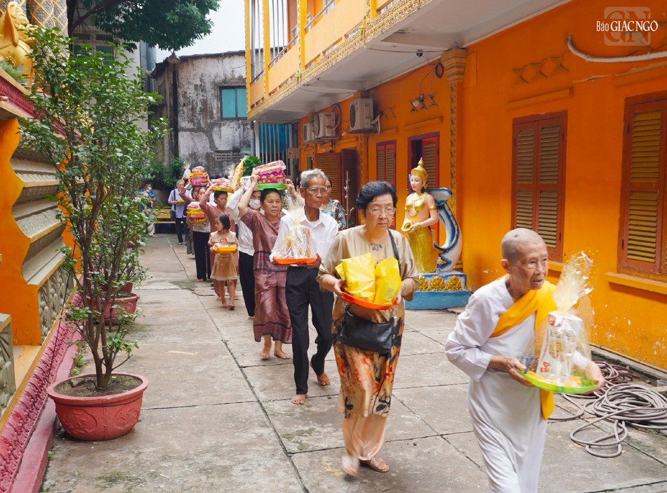 Tu nữ và Phật tử nhiễu Phật Tu nữ và Phật tử nhiễu Phật