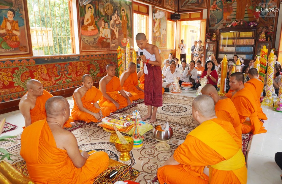 Lễ xuất gia cho thiện nam tại chánh điện Lễ xuất gia cho thiện nam tại chánh điện