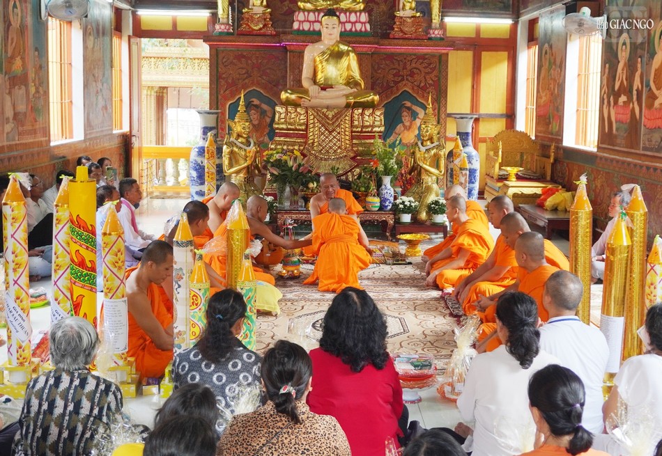 Hòa thượng Danh Lung thực hiện nghi thức xuất gia theo truyền thống Phật giáo Nam tông Khmer Hòa thượng Danh Lung thực hiện nghi thức xuất gia theo truyền thống Phật giáo Nam tông Khmer