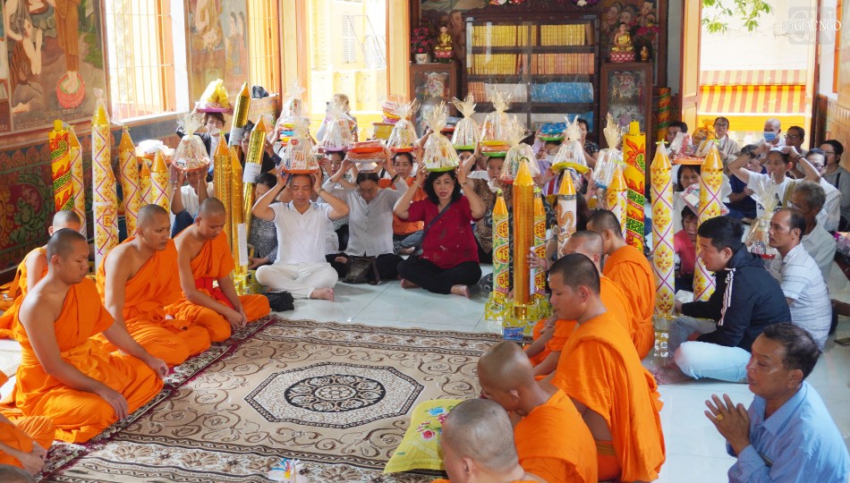 Phật tử tác bạch dâng y tắm mưa và đèn hạ cúng dường Phật tử tác bạch dâng y tắm mưa và đèn hạ cúng dường