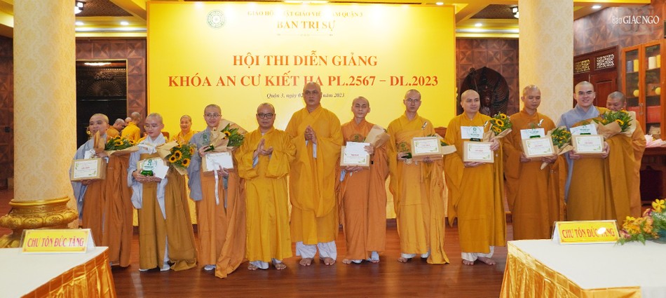 Đại đức Thích Thiện Châu và Thượng tọa Thích Thiện Chơn trao tặng quà là bộ Phật học Phổ thông, kỷ niệm chương đến 8 vị không được giải thưởng ở hội thi diễn giảng chung kết cấp quận