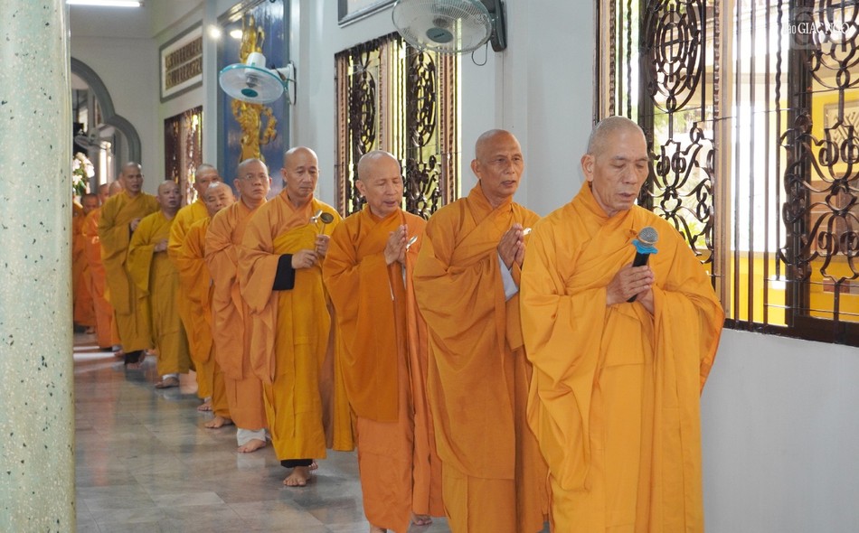 Sau quá đường là khóa lễ kinh hành tại chánh điện Sau quá đường là khóa lễ kinh hành tại chánh điện