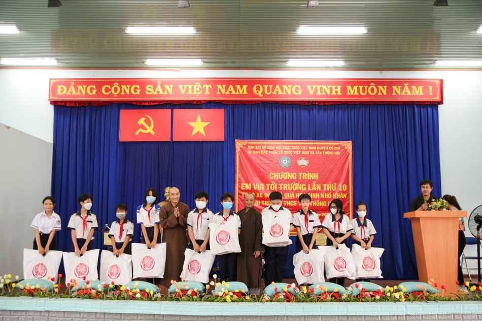 Tặng quà đến các học sinh Tặng quà đến các học sinh