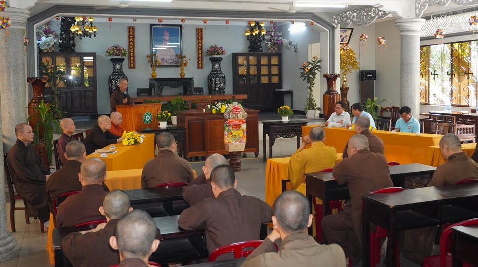 Thượng tọa Thích Giác Trí phát biểu cảm ơn đoàn Ủy ban MTTQVN TP.HCM đến thăm trường hạ trong mùa an cư Thượng tọa Thích Giác Trí phát biểu cảm ơn đoàn Ủy ban MTTQVN TP.HCM đến thăm trường hạ trong mùa an cư