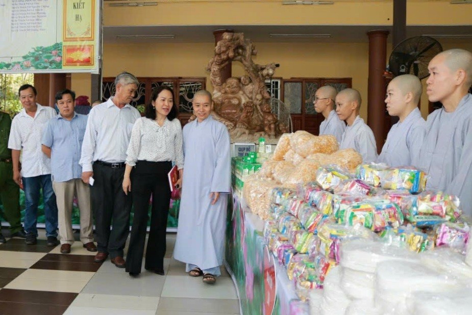Đại diện các cấp chính quyền huyện tham quan các gian hàng tại phiên chợ yêu thương Đại diện các cấp chính quyền huyện tham quan các gian hàng tại phiên chợ yêu thương