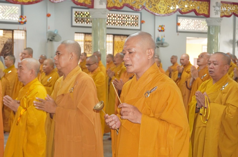 Trong ba tháng an cư, hành giả dành hết thời gian công phu tụng kinh, bái sám, kinh hành niệm Phật, thiền quán...