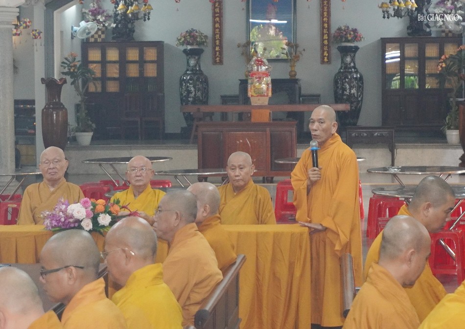 Thượng tọa Thích Giác Trí, Trưởng ban Trị sự GHPGVN Q.Gò Vấp phát biểu tại buổi sinh hoạt Phật sự