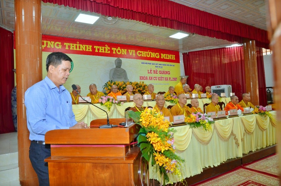 Ông Nguyễn Thanh Kiệt phát biểu chúc mừng chư Tăng Ni hoàn thành 3 tháng an cư Ông Nguyễn Thanh Kiệt phát biểu chúc mừng chư Tăng Ni hoàn thành 3 tháng an cư