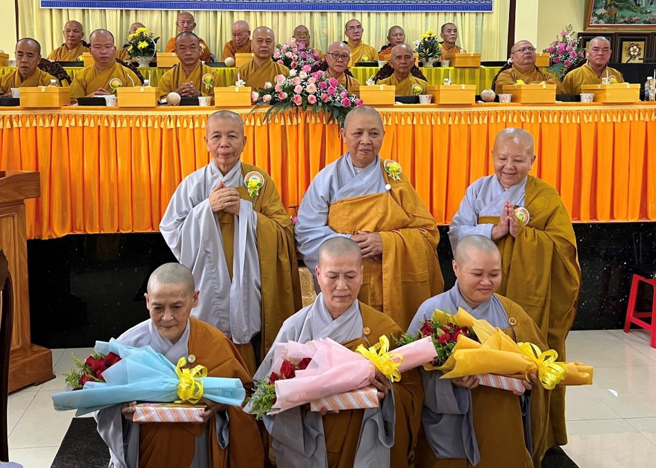 Ban Chức sự trường hạ trao phần quà đến hành giả Ban Chức sự trường hạ trao phần quà đến hành giả