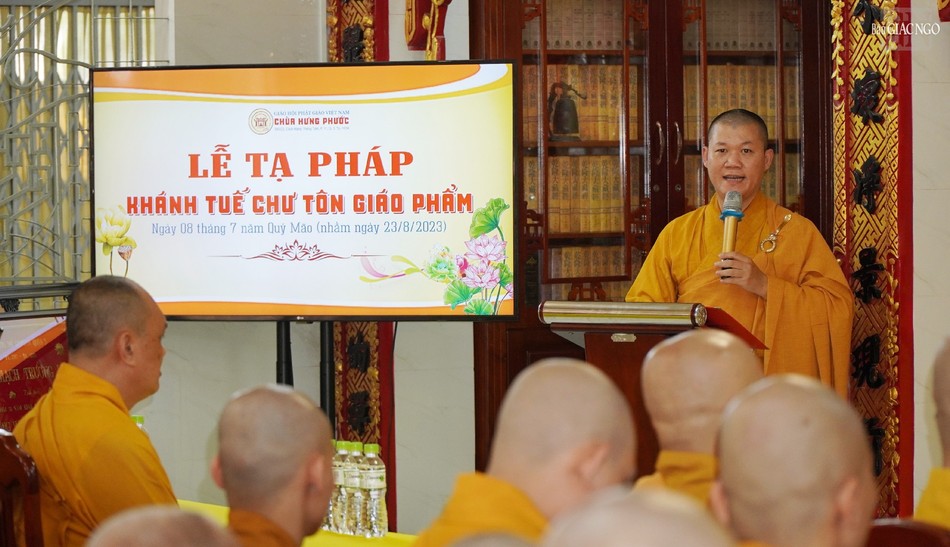 Thượng tọa Thích Minh Duyên dẫn chương trình lễ Thượng tọa Thích Minh Duyên dẫn chương trình lễ