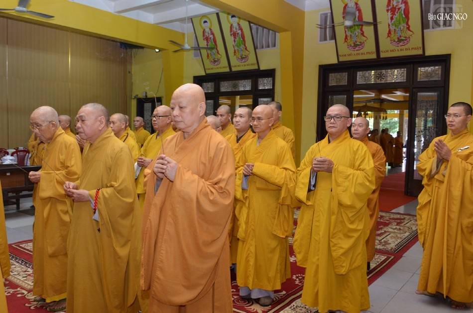 Thành kính dâng hương tưởng niệm