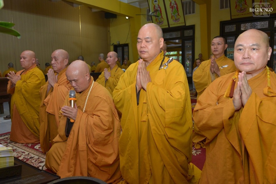 Thượng tọa Thích Giác Dũng thay mặt chư hành giả an cư, môn đồ đệ tử tác bạch