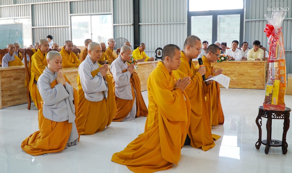 Hành giả dâng lời tác bạch tri ân chư tôn giáo phẩm chứng minh Hành giả dâng lời tác bạch tri ân chư tôn giáo phẩm chứng minh