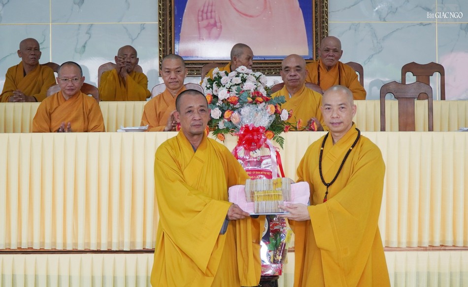 Thượng tọa Thích Quang Thạnh, Phó ban kiêm Trưởng ban Giáo dục Phật giáo TP.HCM trao chứng điệp an cư đến Thượng tọa Thích An Thường Thượng tọa Thích Quang Thạnh, Phó ban kiêm Trưởng ban Giáo dục Phật giáo TP.HCM trao chứng điệp an cư đến Thượng tọa Thích An Thường