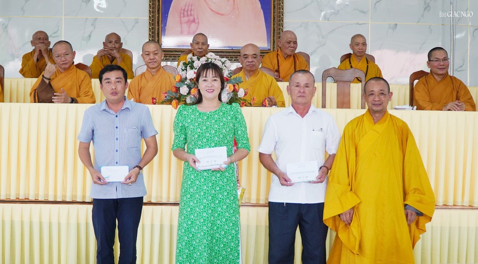 Thượng tọa Thích An Thường thay mặt Ban Tổ chức trao ủng hộ “Vì biển đảo quê hương - Vì Tuyến đầu tổ quốc” đến Mặt trận huyện và X.Tân Thông Hội, Trung Lập Hạ Thượng tọa Thích An Thường thay mặt Ban Tổ chức trao ủng hộ “Vì biển đảo quê hương - Vì Tuyến đầu tổ quốc” đến Mặt trận huyện và X.Tân Thông Hội, Trung Lập Hạ