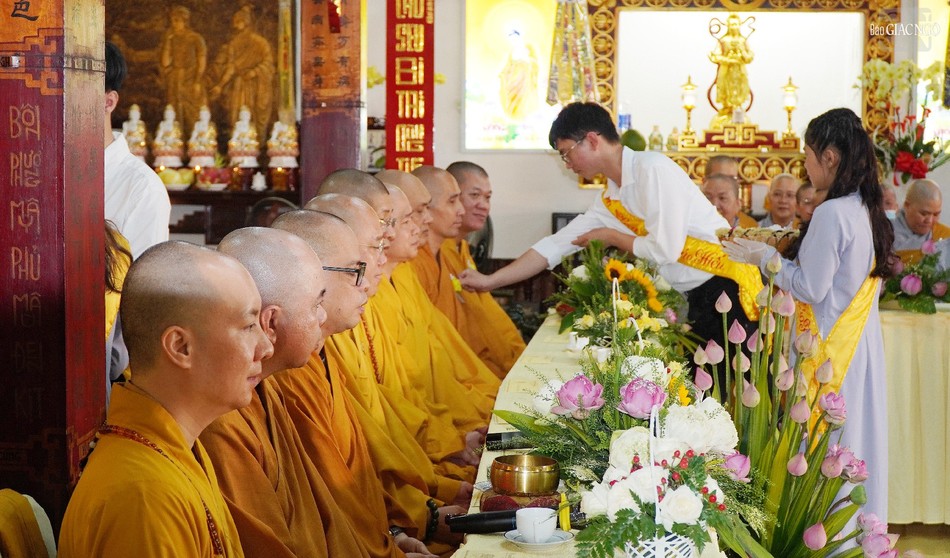 Lễ cài hoa Vu lan Lễ cài hoa Vu lan