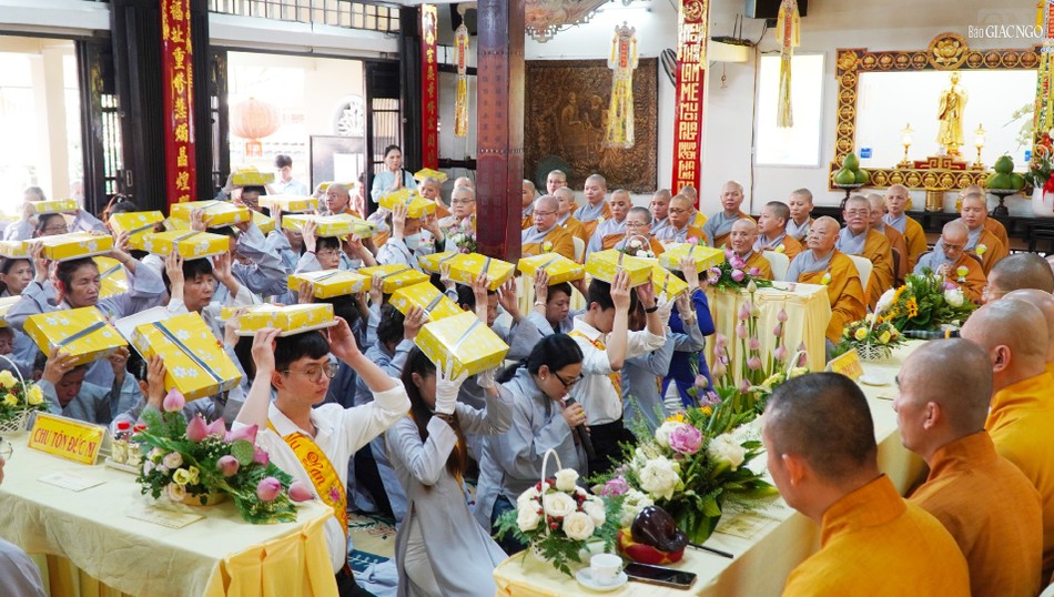 Phật tử tác bạch dâng y Phật tử tác bạch dâng y