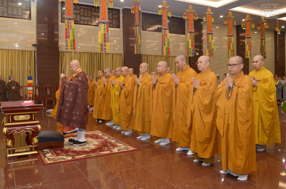 Hòa thượng Trưởng ban Trị sự GHPGVN TP.HCM cùng chư tôn đức niêm hương bạch Phật
