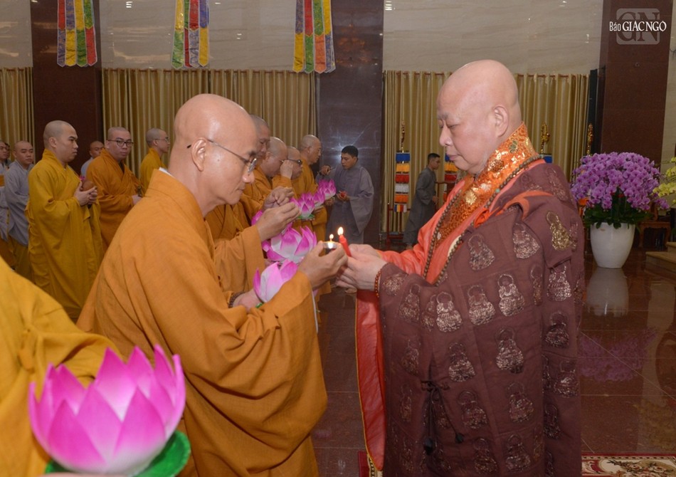 Hòa thượng Thích Lệ Trang truyền đăng đến Thượng tọa Thích Thiện Quý và chư Thượng tọa