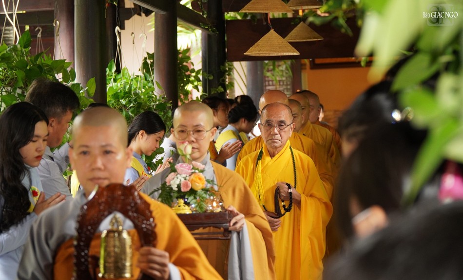 Cung nghinh chư tôn đức quang lâm chứng minh lễ Vu lan