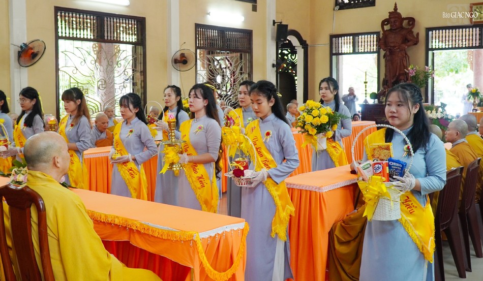 Gia đình Phật tử Vĩnh Phước dâng hoa cúng dường