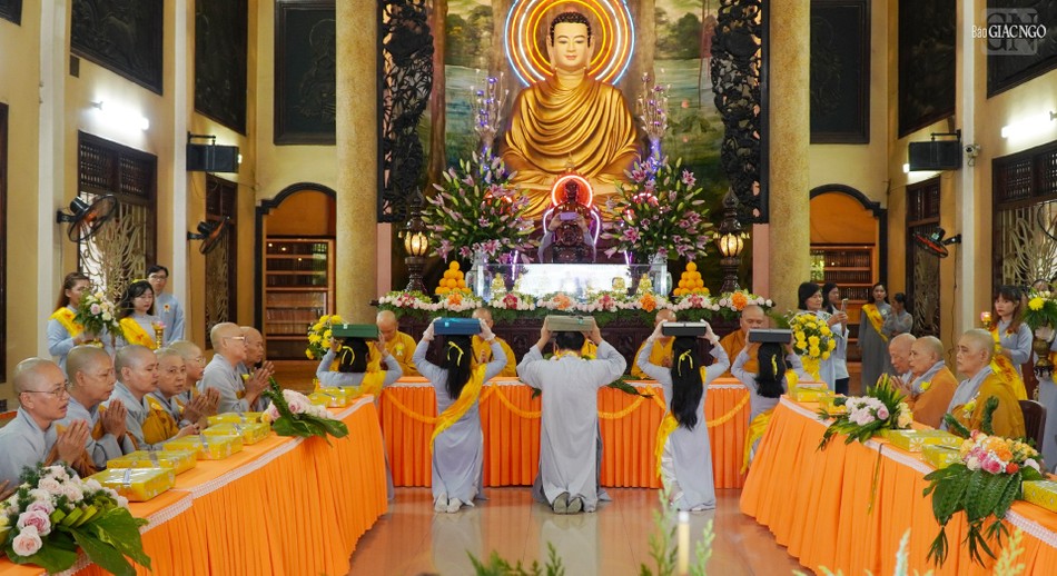 Phật tử tác bạch dâng y