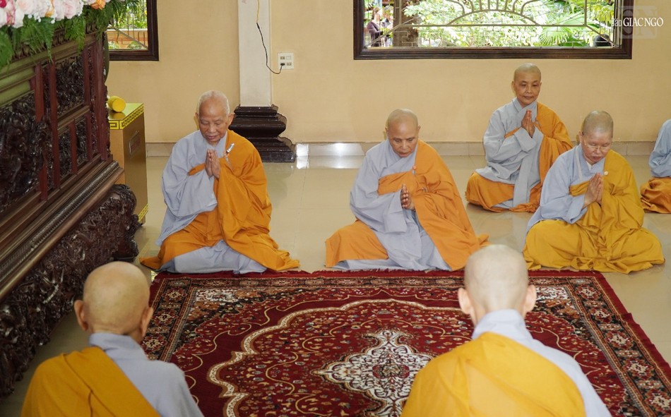 Chư Ni trưởng chứng minh