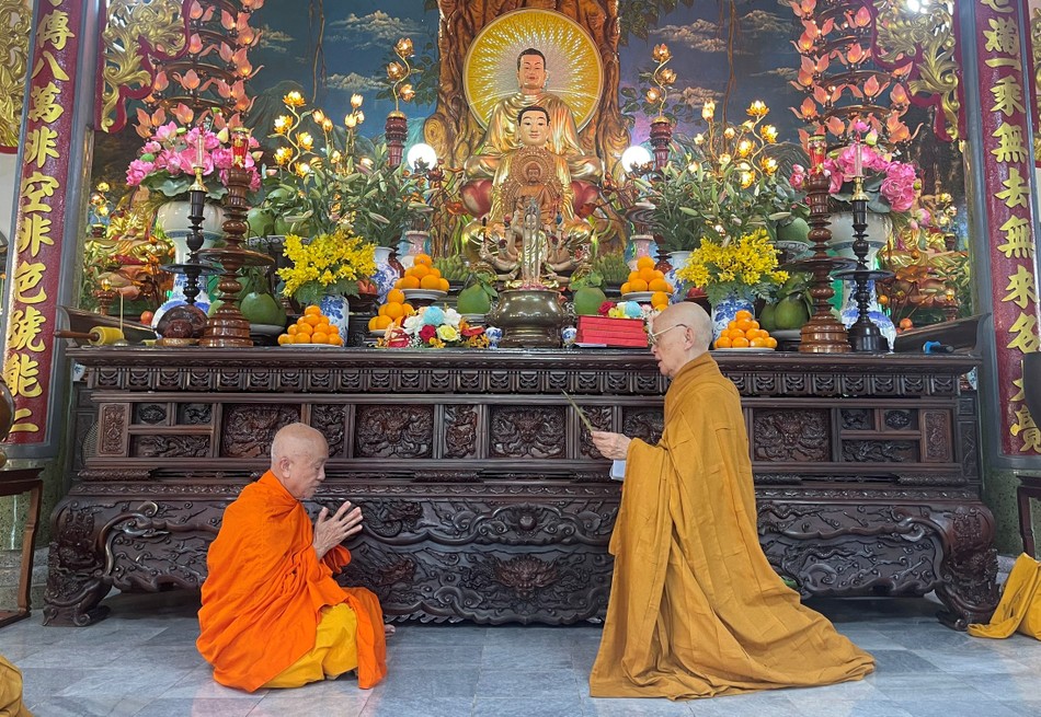 Nhị vị Hòa thượng tác pháp đối thú Tự tứ