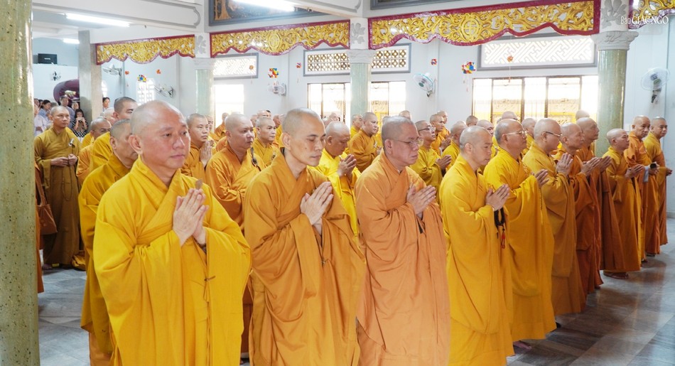 Trang nghiêm khóa lễ