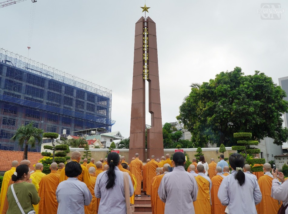 Đông đảo Tăng Ni và Phật tử tham dự lễ tưởng niệm tại Đài Liệt sĩ Q.Gò Vấp sáng nay 28-8-2023