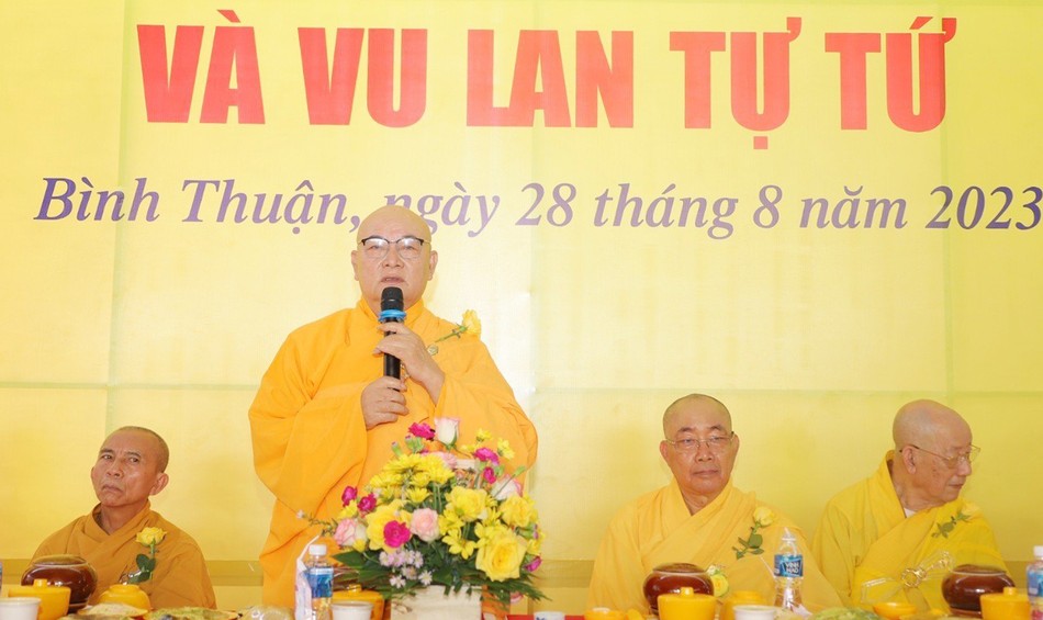 Trưởng lão Hòa thượng Thích Ấn Chánh sách tấn