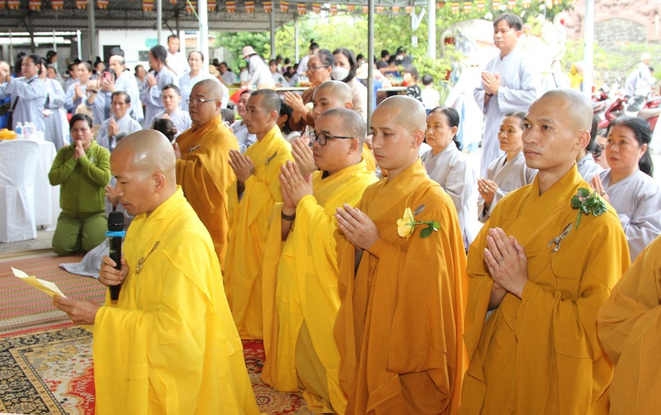 Đại đức Thích Nguyên Tấn, đại diện Thư ký Ban Chức sự Trường hạ Tòng Lâm Vạn Thiện đã dâng lời tác bạch khánh tuế