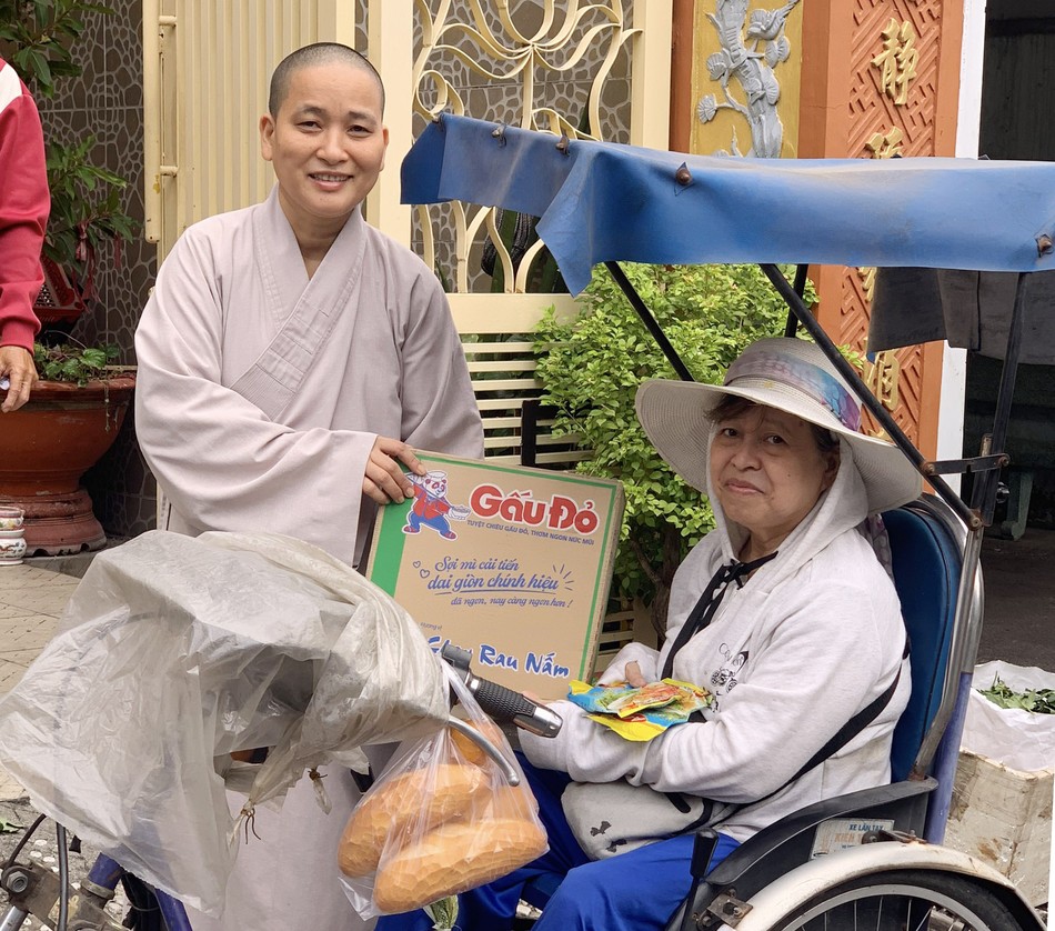 Sư cô Thích nữ Trung Hạnh tặng quà đến bà con ở P.16, Q.Gò Vấp, TP.HCM trong mùa Vu lan - Báo hiếu sáng 14-7-Quý Mão