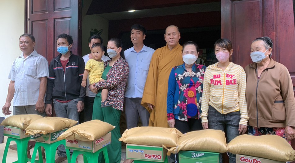 Thượng tọa Thích Quảng Lực tặng quà đến bà con tại H.Củ Chi