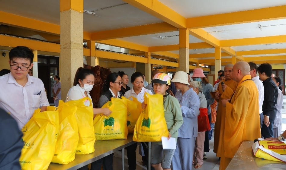 Sau lễ Tự tứ, chư tôn đức chùa Vĩnh Nghiêm kết hợp cùng quý mạnh thường quân đã tặng quà đến bà con khó khăn trên địa bàn quận 3 mùa Vu lan - Báo hiếu