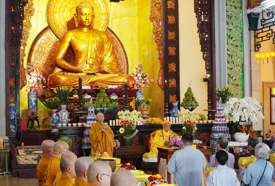 Hòa thượng Thích Đồng Bồn đãi lao cho Hòa thượng chứng minh ban đạo từ đến Phật tử Hòa thượng Thích Đồng Bồn đãi lao cho Hòa thượng chứng minh ban đạo từ đến Phật tử