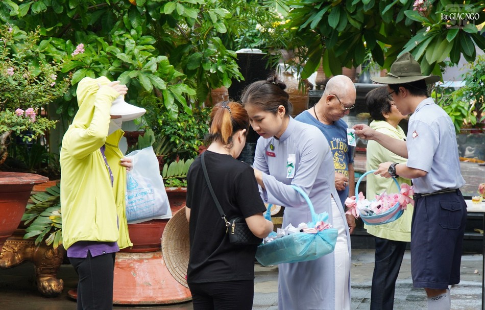 Gia đình Phật tử Xá Lợi cài hoa hồng Vu lan cho Phật tử đến chùa Gia đình Phật tử Xá Lợi cài hoa hồng Vu lan cho Phật tử đến chùa