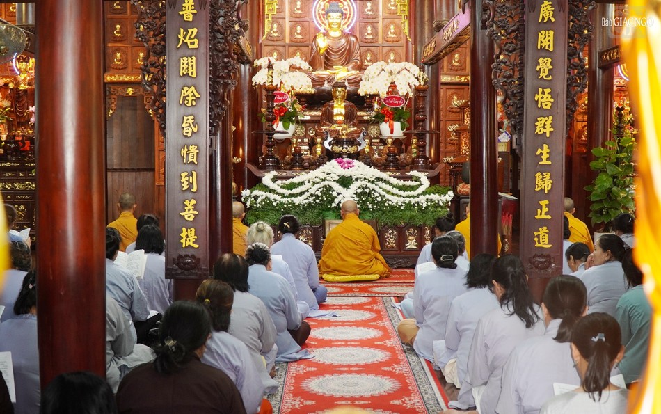 Trang nghiêm khóa lễ tụng kinh Vu lan tại chánh điện chùa Phước Điền