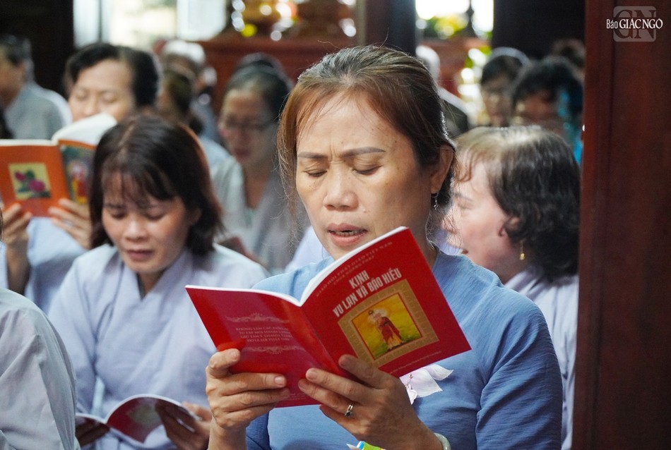 Phật từ thành kính, trang nghiêm trong khóa lễ tụng kinh Vu lan