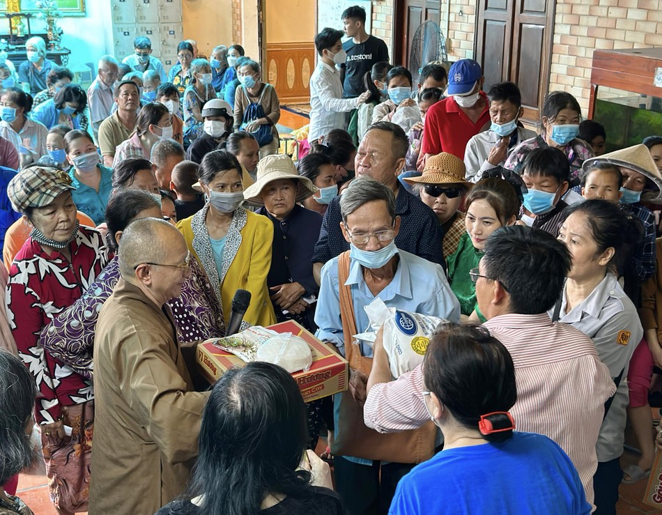 Thượng tọa Thích Tâm Phú, trụ trì chùa Phước Điền trao tặng 200 phần quà đến người dân khó khăn trên địa bàn chiều 3-9-2023. Mỗi phần quà gồm có: gạo, mì, bánh tráng, bột ngũ cốc, tiền mặt... Ảnh: Quảng Nguyện